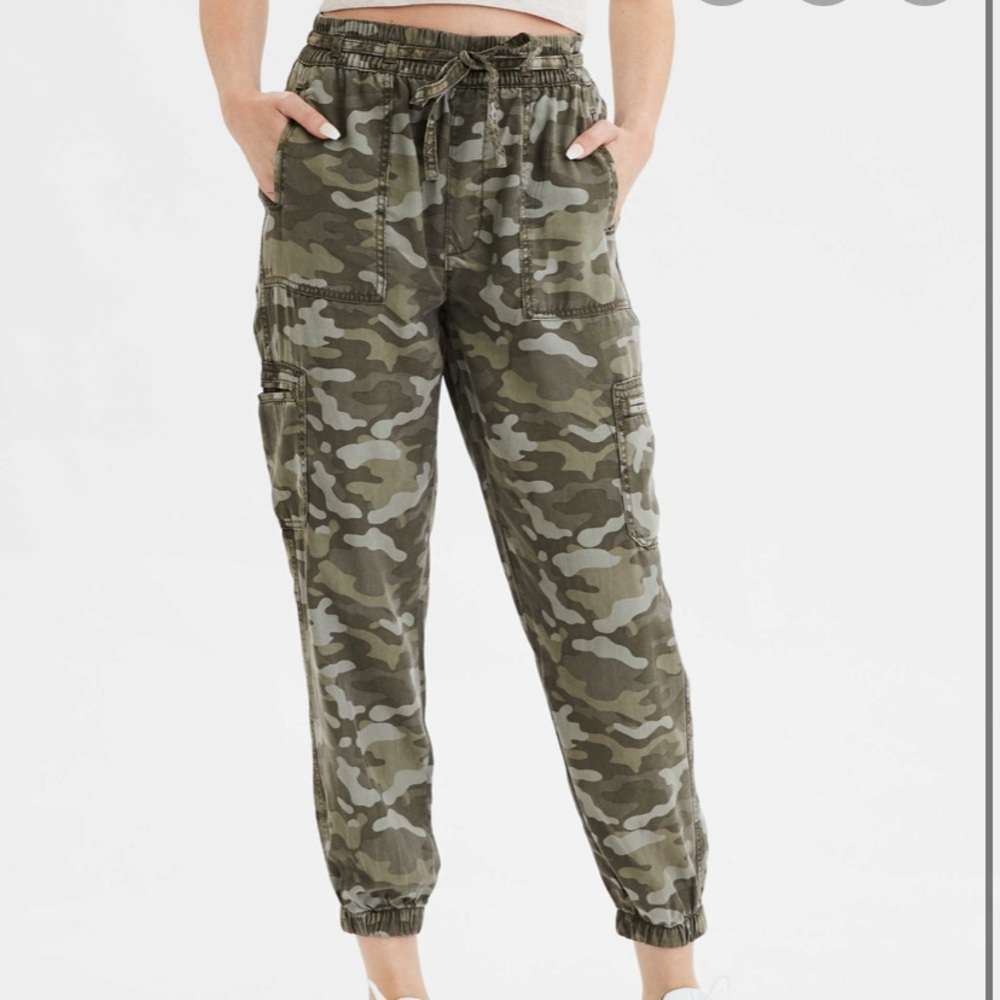 American Eagle camo joggers NEVER WORN